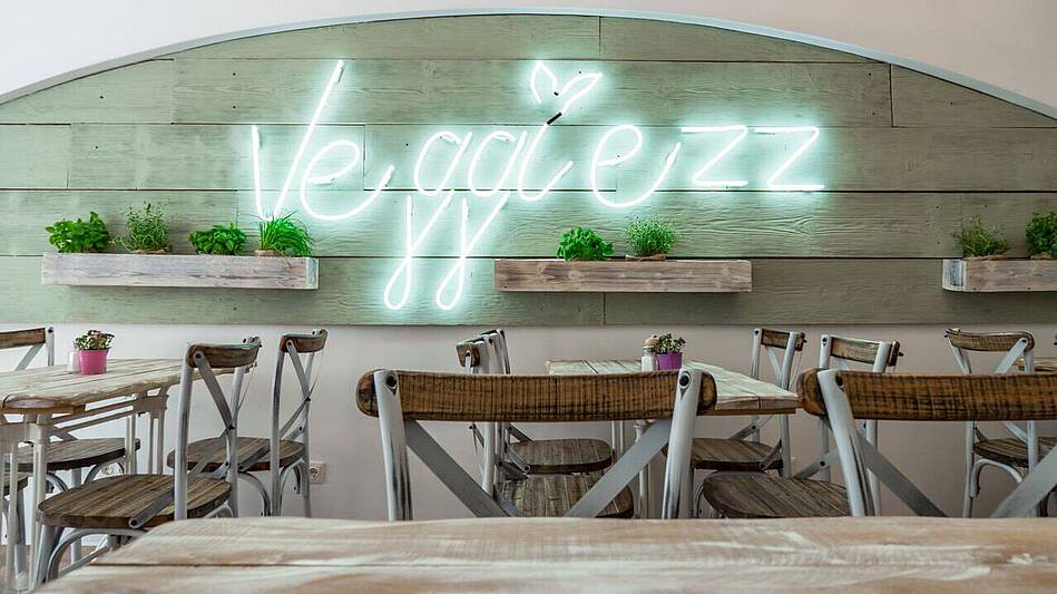 Intérieur de Veggiez avec chaises et tables de couleur bois