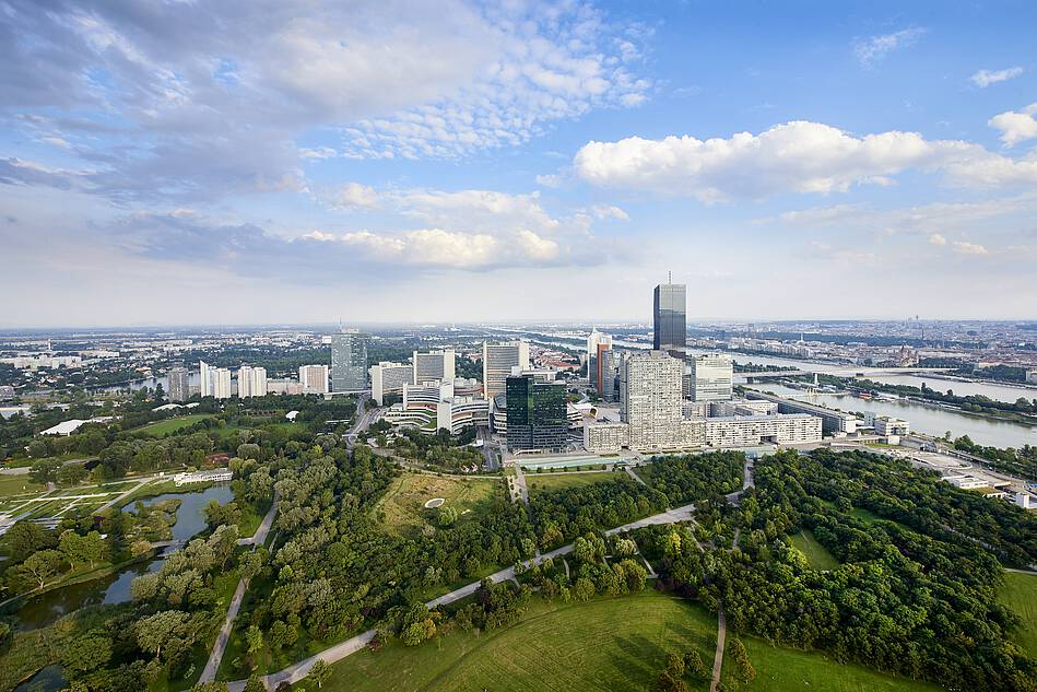 (c) Donauturm Aussicht vom Donauturm auf den Donaupark und das Vienna International Center