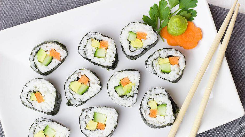 vegane Sushi bei TAU  serviert mit eingelegtem Ingwer,Wasabi und Stäbchen