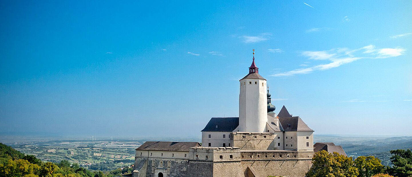 Außenansicht und Innenhof  Burg Forchtenstein ©Esterhazy/Foto im Lohnbuero