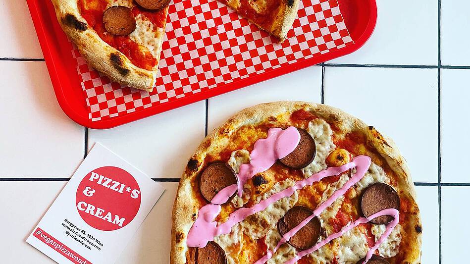 Pizzis and Cream pizza mit salami und flyer
