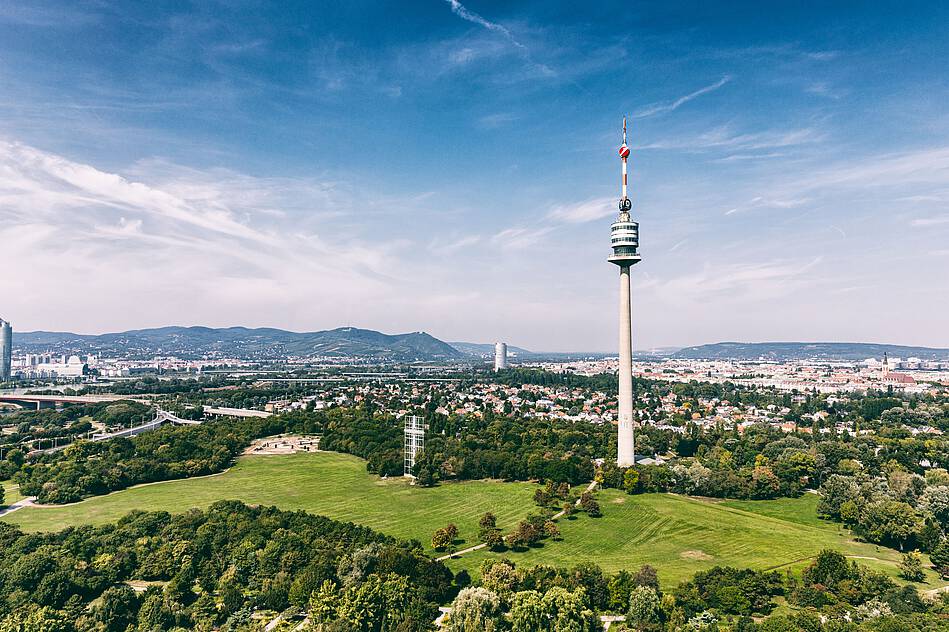 Aussicht auf den grünen Donaupark und Donauturm