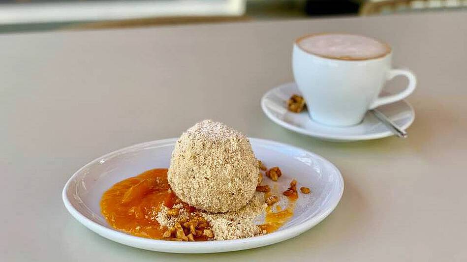 café vegano con espuma de leche y bolas de albaricoque con nueces