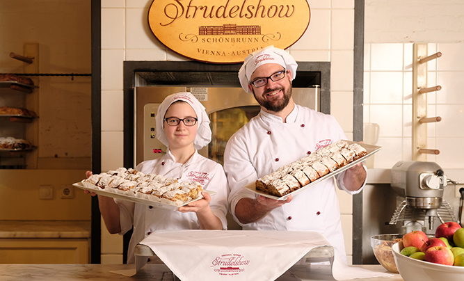 (c) Querfeld GesmbH Apfelstrudel Show Koch Backblech