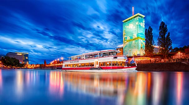 City Cruise canal del Danubio iluminación de la tarde