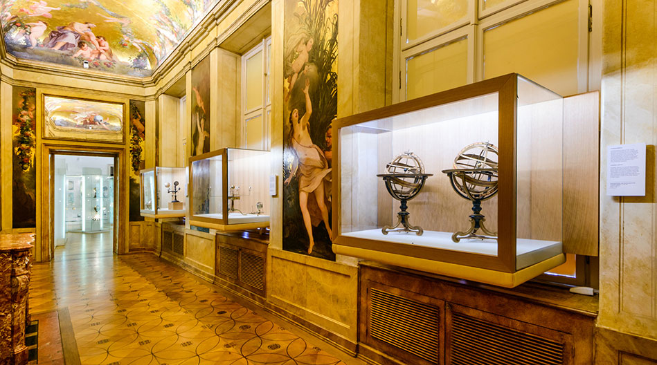 Musée des Globes et de l’Espéranto vitrines