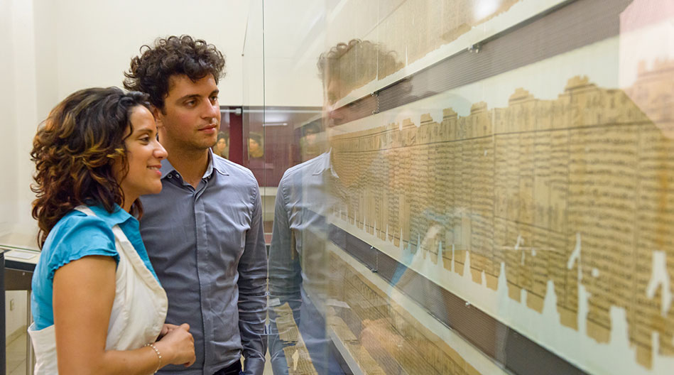 (c) ÖNB Pichler Papyrusmuseum Schriftrolle Virtrine