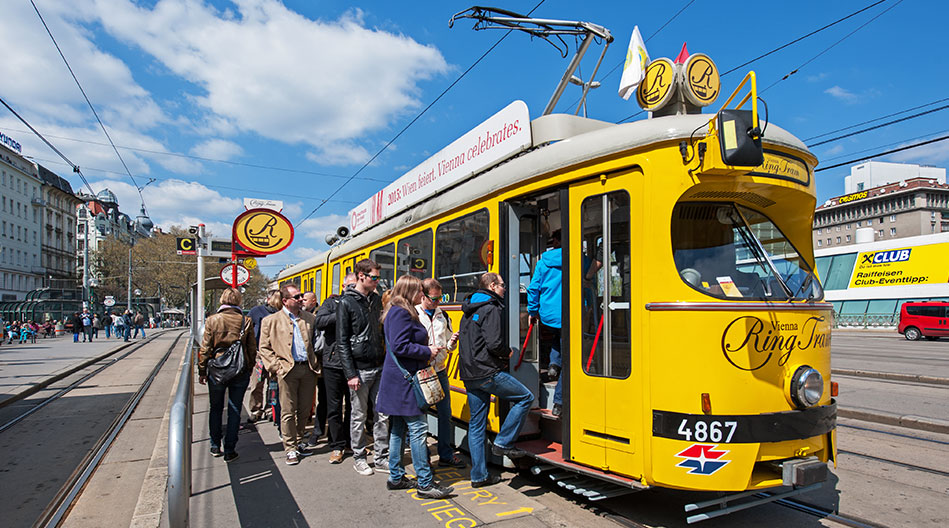 Vienna Ring Tram am Schwedenplatz (c) Wiener Linien Ring Tram Schwedenplatz