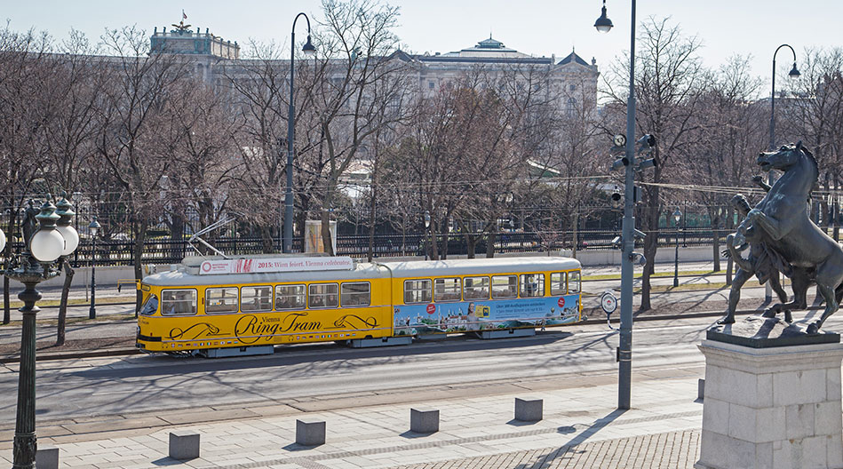 Vienna Ring Tram vor dem Parlament (c) Wiener Linien Ring Tram Hofburg