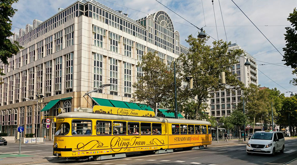Vienna Ring Tram Weihburggasse Ring (c) Wiener Linien Gelbe Vienna Ring Tram